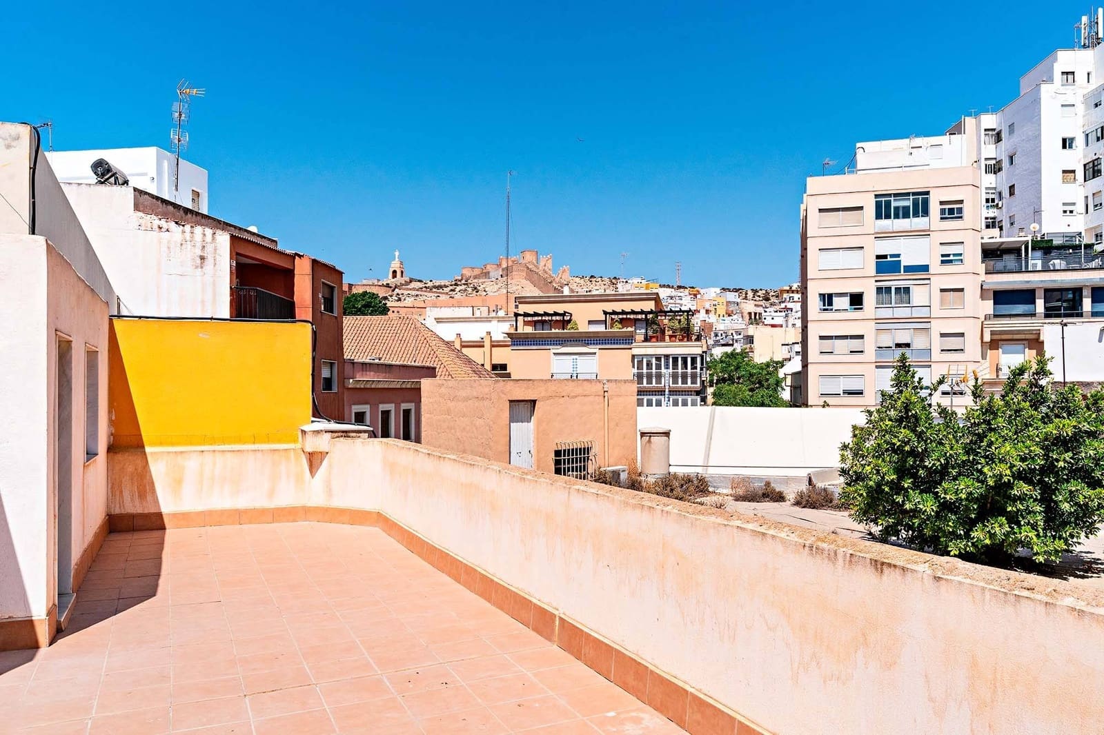 Commercial for sale in Almeria city - € 440,000 (Ref: 9656072)