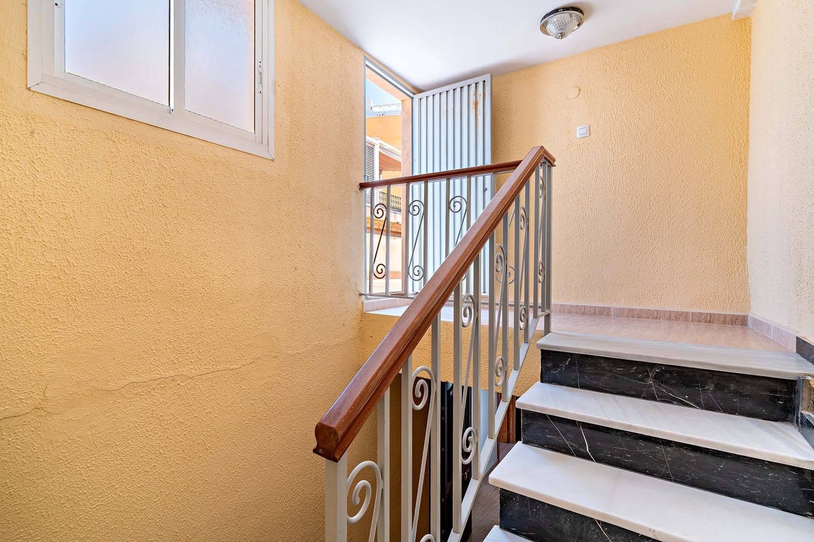 Commercial for sale in Almeria city - € 440,000 (Ref: 9656072)