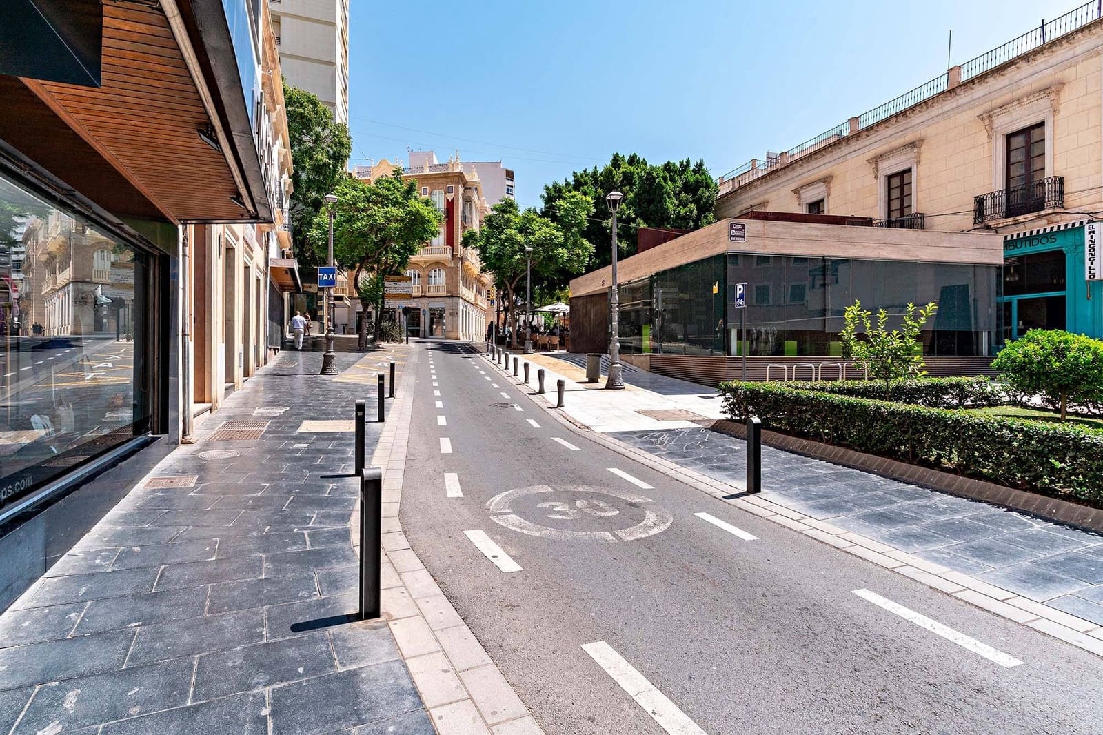 Commercial for sale in Almeria city - € 440,000 (Ref: 9656072)