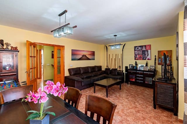 4 soveværelse Rækkehus til salg i El Parador de las Hortichuelas, Roquetas de Mar med garage - € 270.000 (Ref: 9695313)