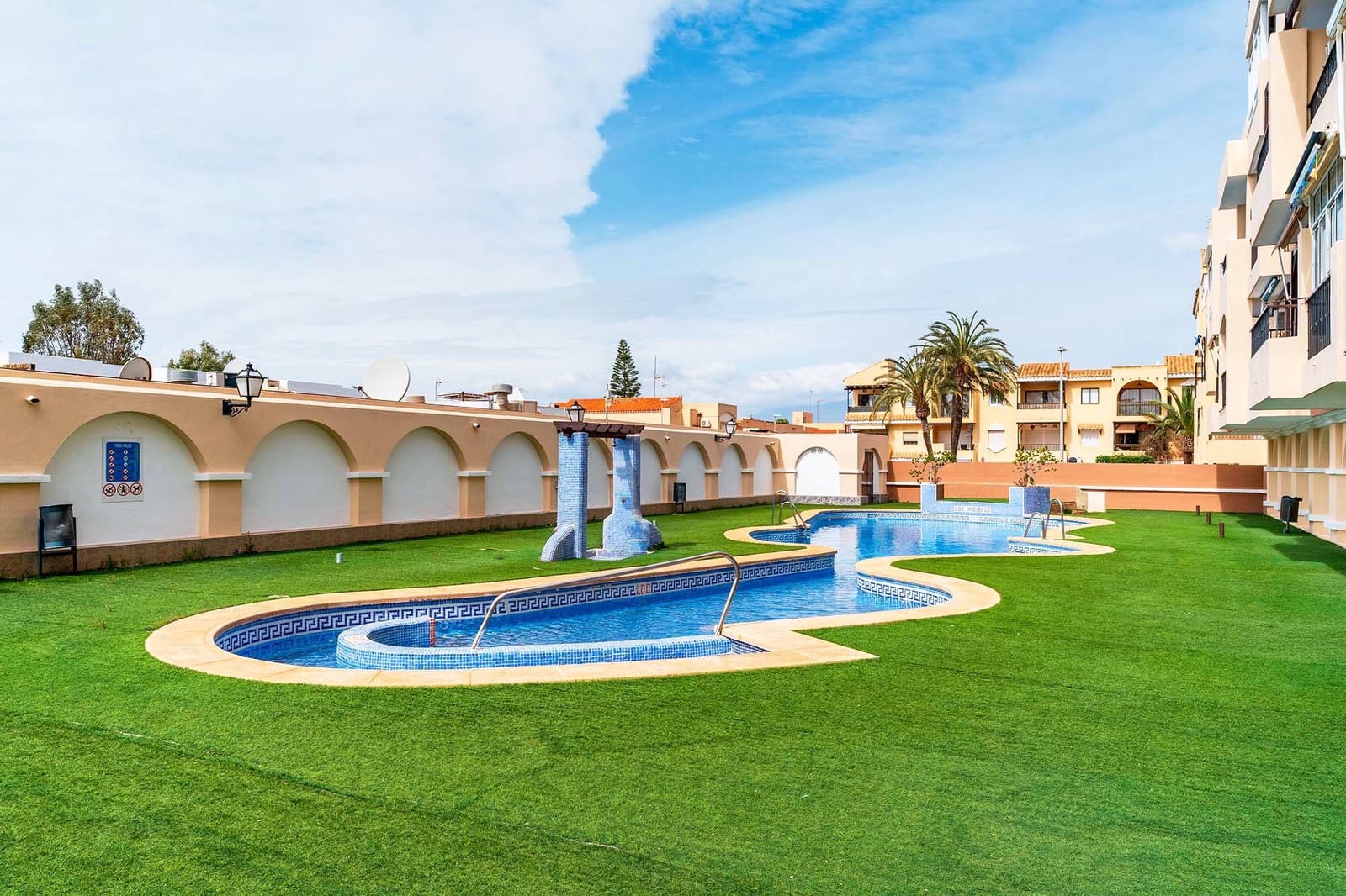 2 bedroom Flat for sale in Roquetas de Mar with pool - € 250,000 (Ref: 9726624)