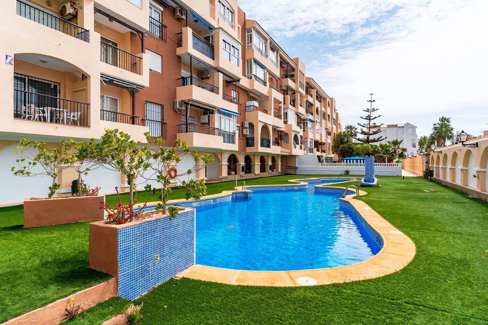 2 bedroom Flat for sale in Roquetas de Mar with pool - € 250,000 (Ref: 9726624)