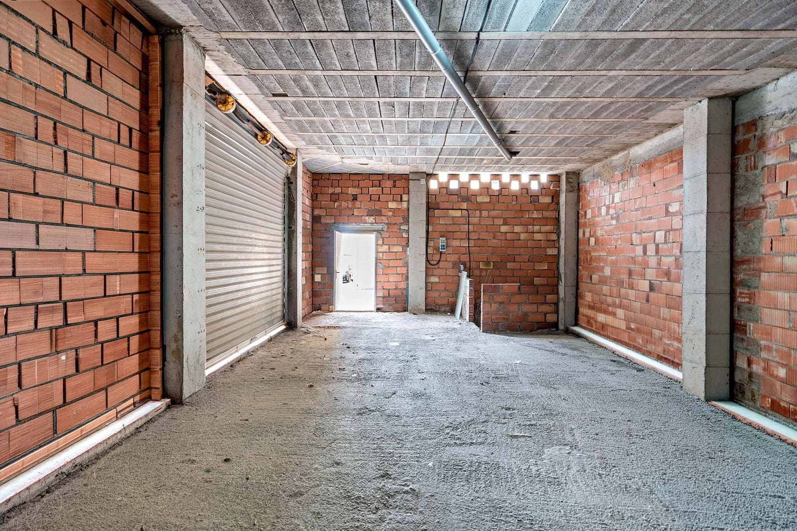 Commercial for sale in El Parador de las Hortichuelas - € 79,000 (Ref: 9735574)