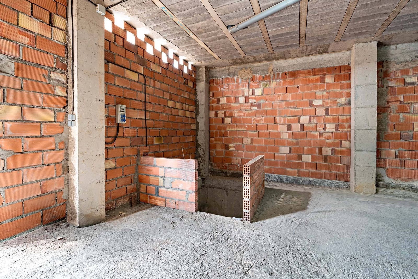 Commercial for sale in El Parador de las Hortichuelas - € 79,000 (Ref: 9735574)