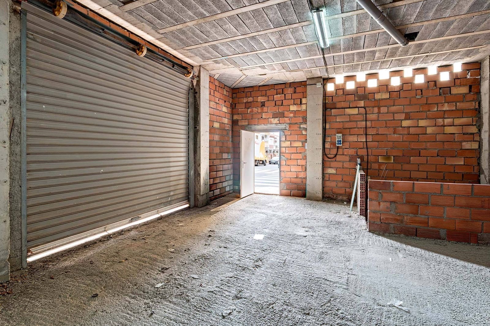 Commercial for sale in El Parador de las Hortichuelas - € 79,000 (Ref: 9735574)