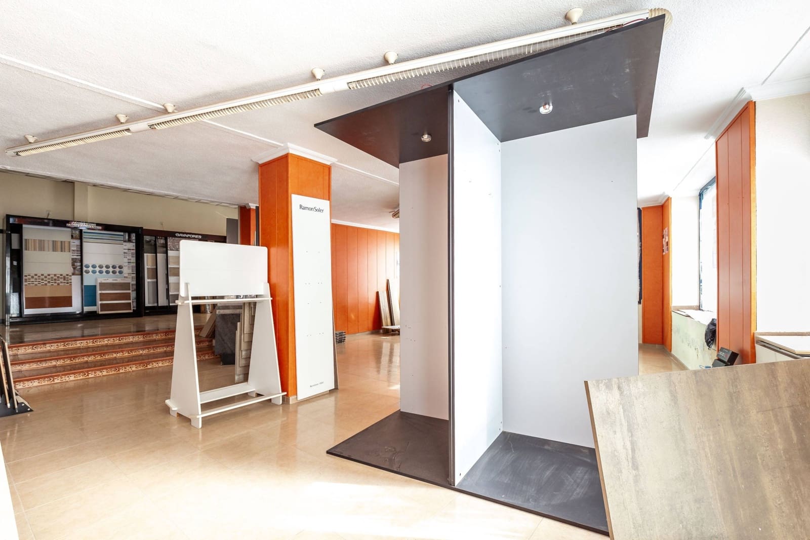 Erhverv til salg i Almeria by - € 350.000 (Ref: 9791032)