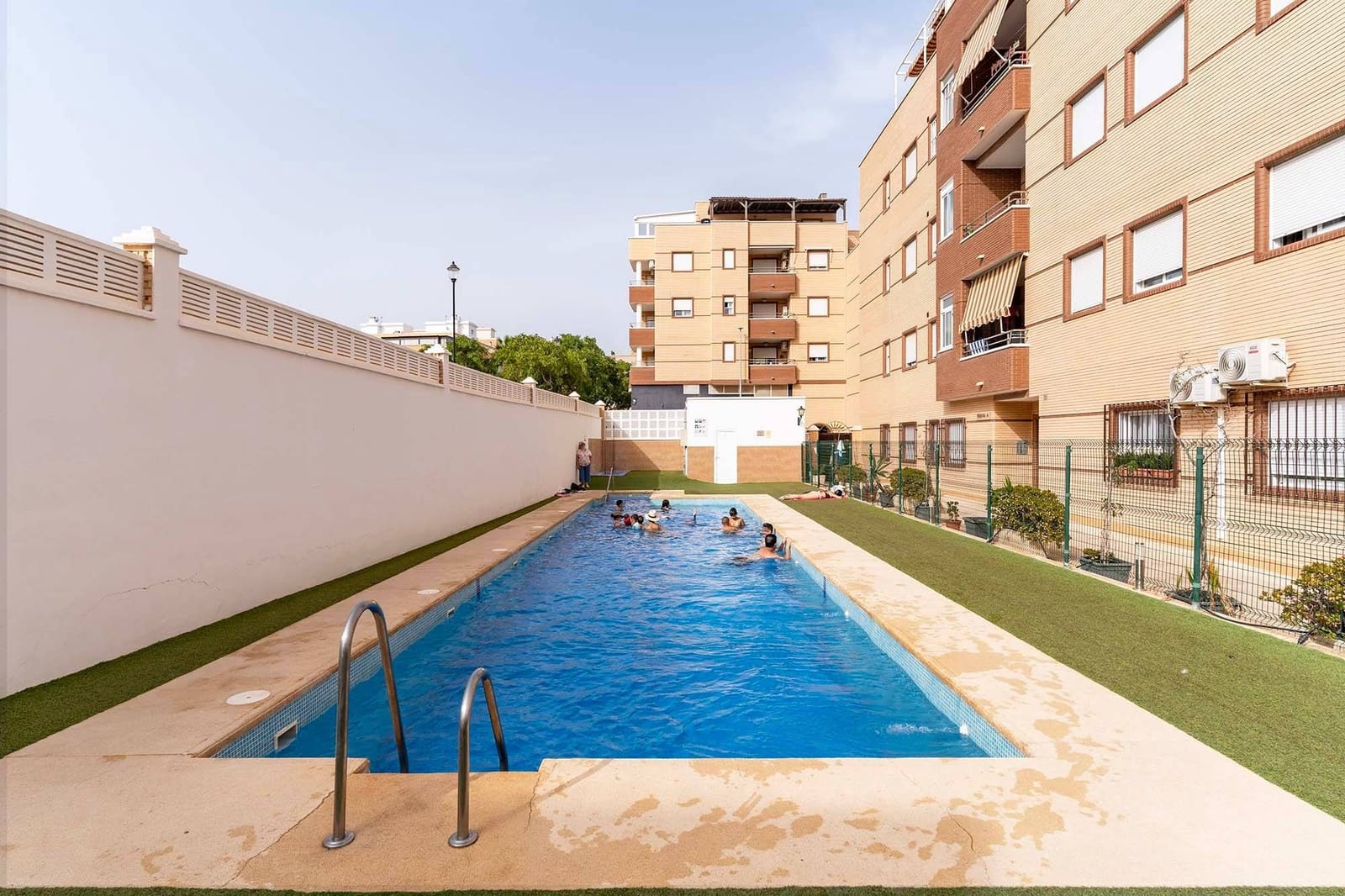Appartement de 2 chambres à louer à Aguadulce (Almeria) avec piscine garage - 750 € (Ref: 9840920)