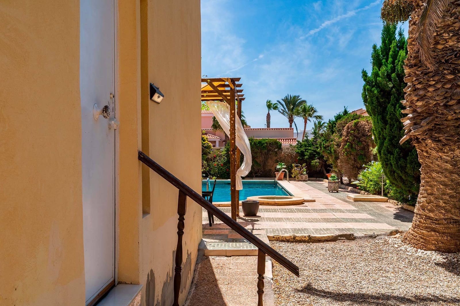 6 bedroom Villa for sale in Roquetas de Mar with pool garage - € 690,000 (Ref: 9911032)
