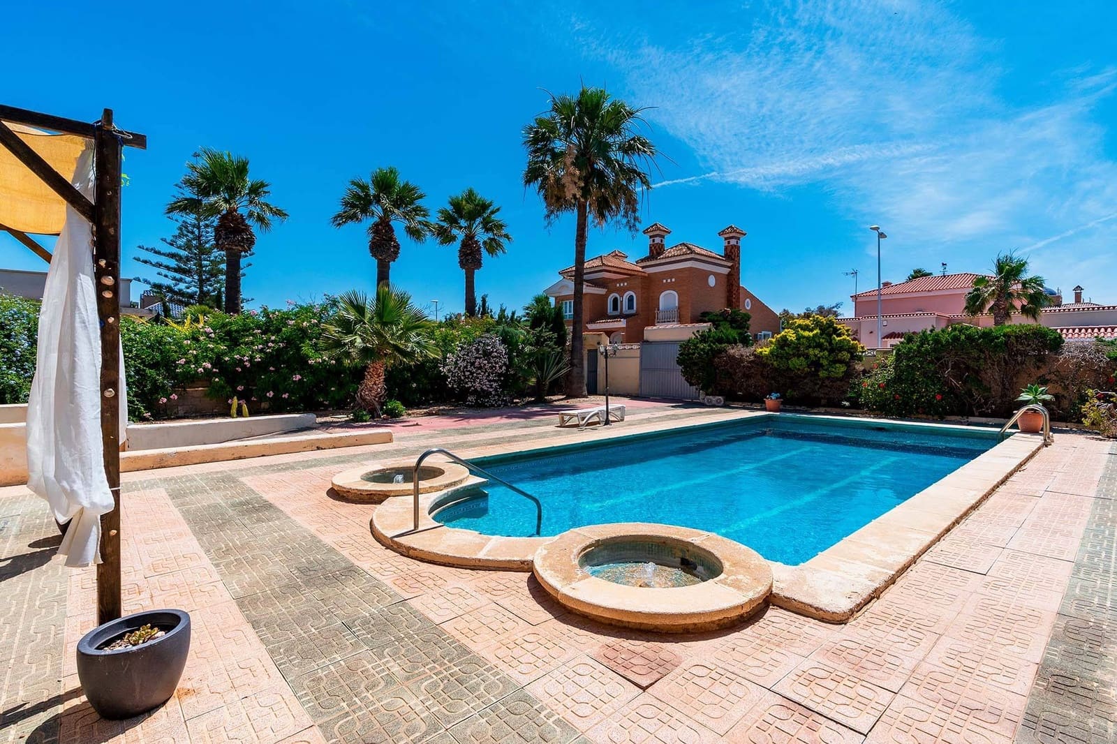 6 bedroom Villa for sale in Roquetas de Mar with pool garage - € 690,000 (Ref: 9911032)
