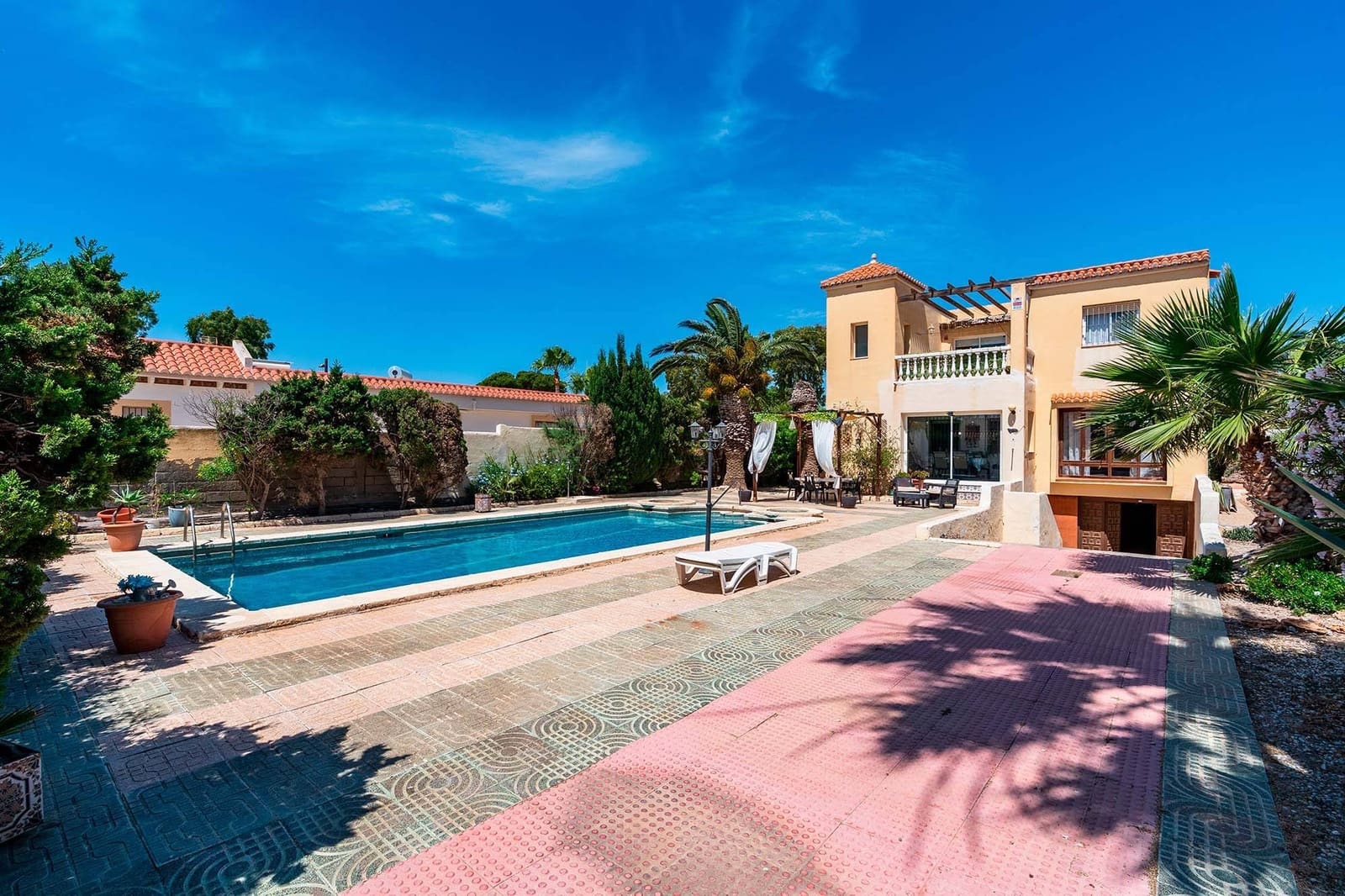 6 bedroom Villa for sale in Roquetas de Mar with pool garage - € 690,000 (Ref: 9911032)
