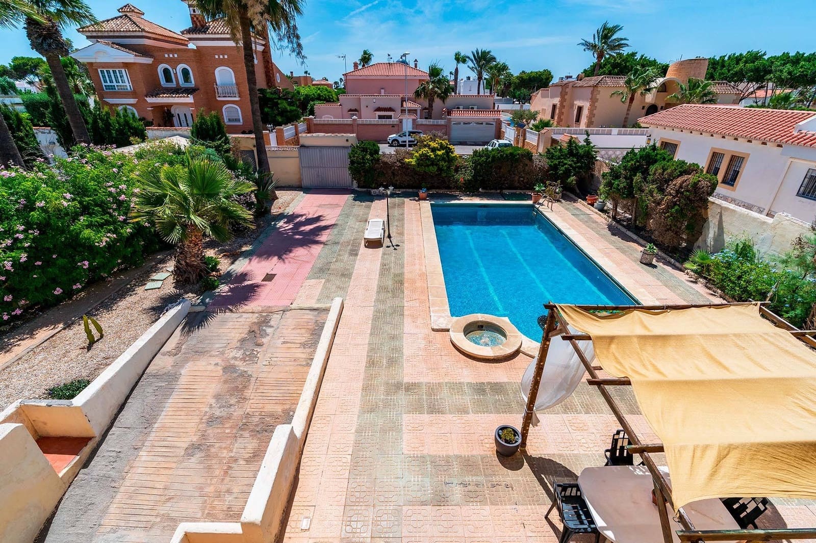6 bedroom Villa for sale in Roquetas de Mar with pool garage - € 690,000 (Ref: 9911032)