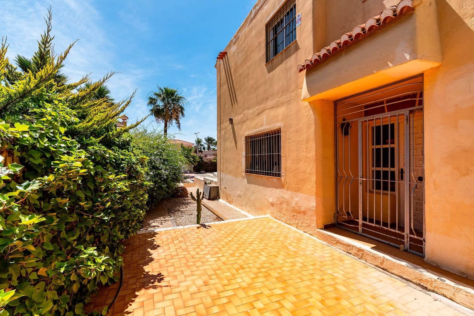 6 bedroom Villa for sale in Roquetas de Mar with pool garage - € 690,000 (Ref: 9911032)