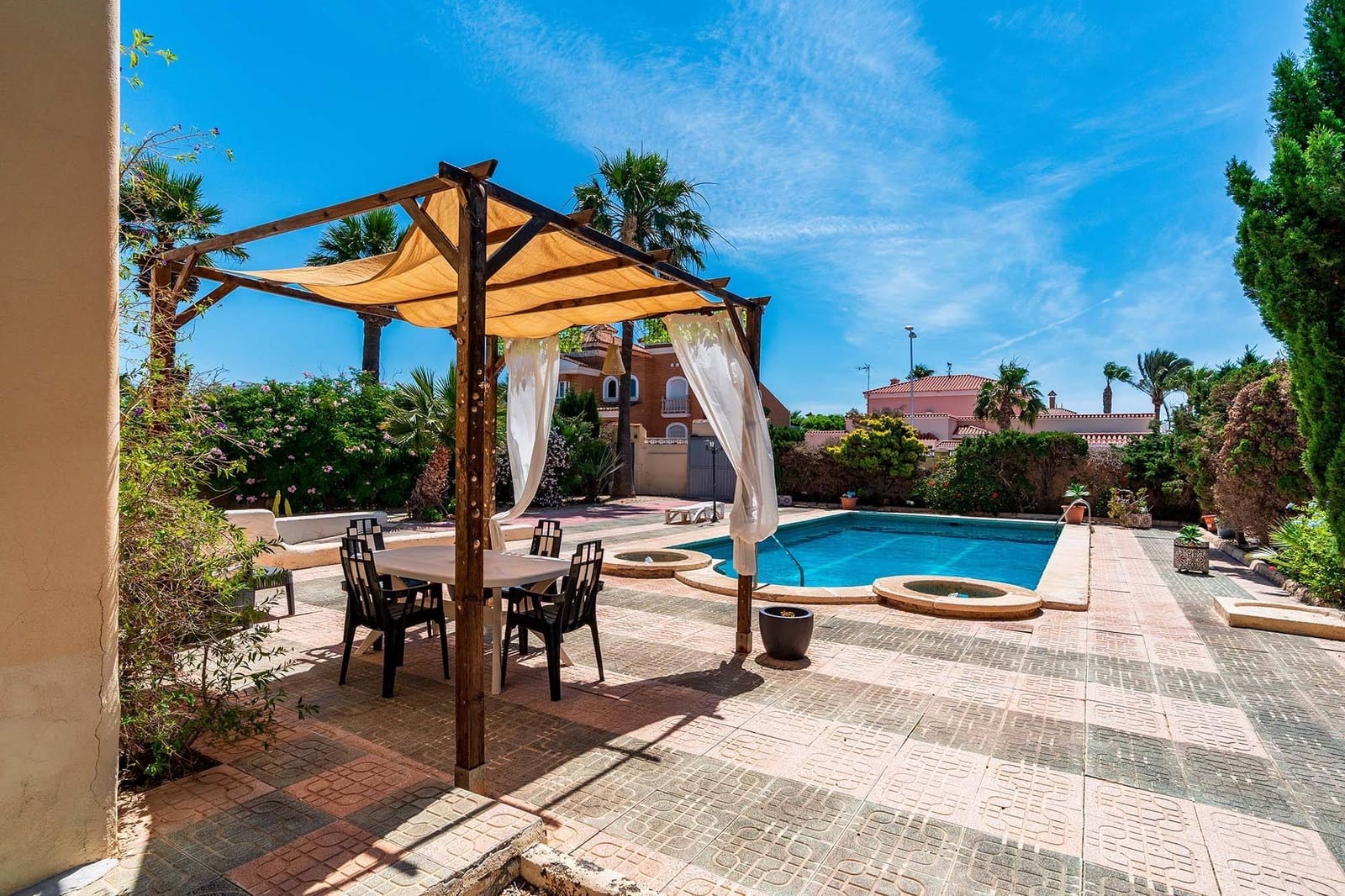 6 bedroom Villa for sale in Roquetas de Mar with pool garage - € 690,000 (Ref: 9911032)