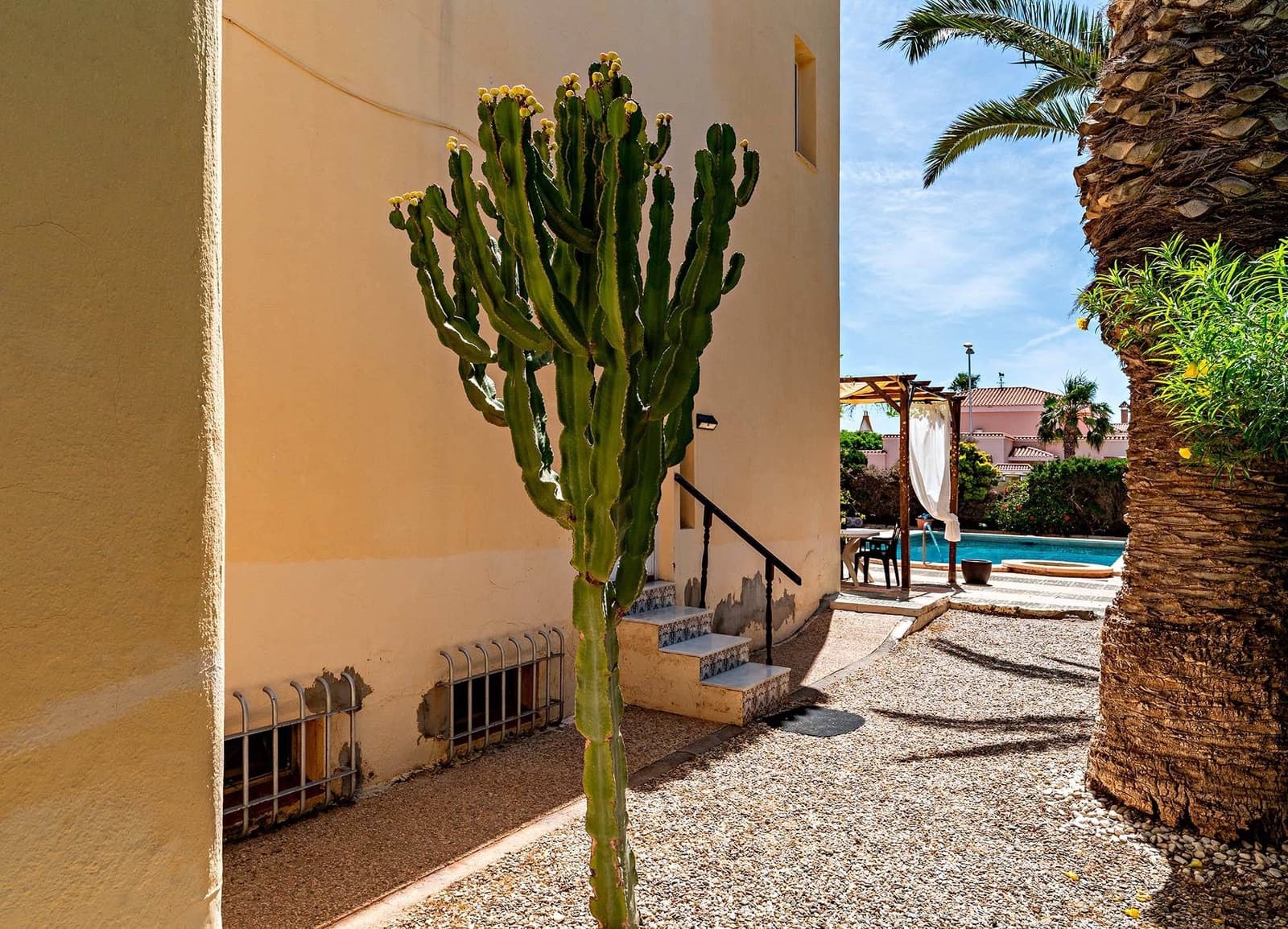 6 bedroom Villa for sale in Roquetas de Mar with pool garage - € 690,000 (Ref: 9911032)