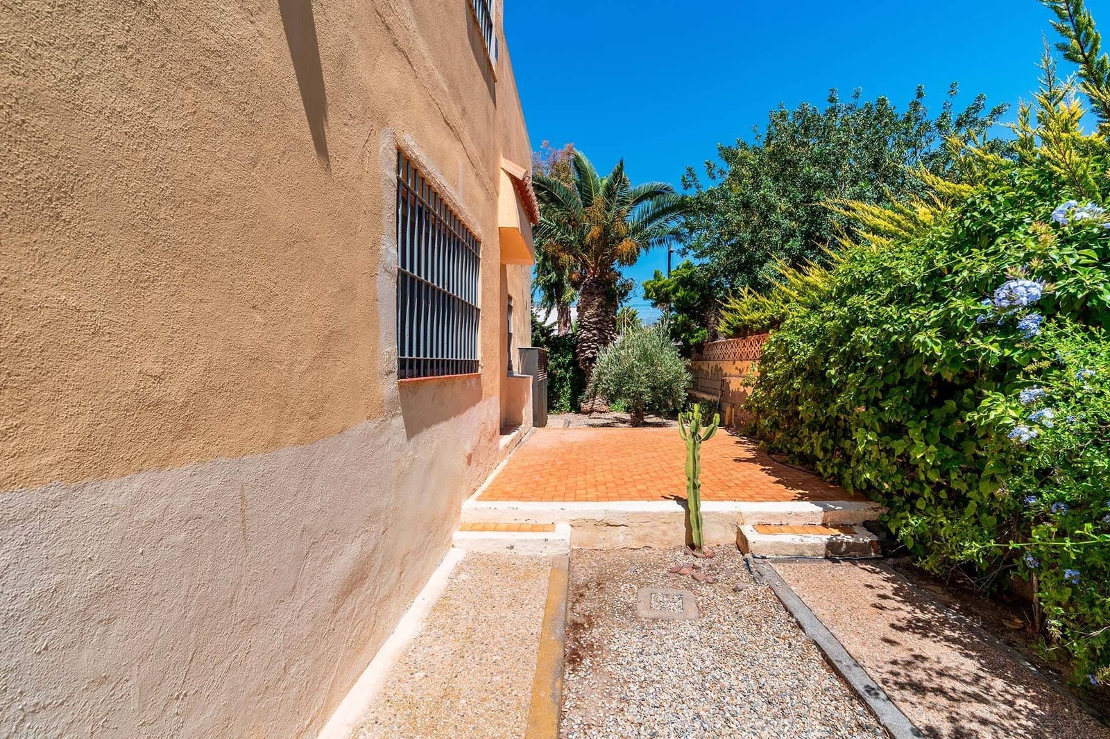 6 bedroom Villa for sale in Roquetas de Mar with pool garage - € 690,000 (Ref: 9911032)