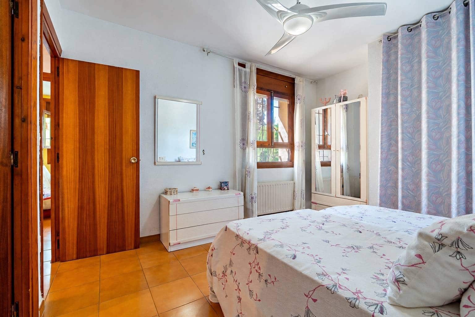 6 bedroom Villa for sale in Roquetas de Mar with pool garage - € 690,000 (Ref: 9911032)