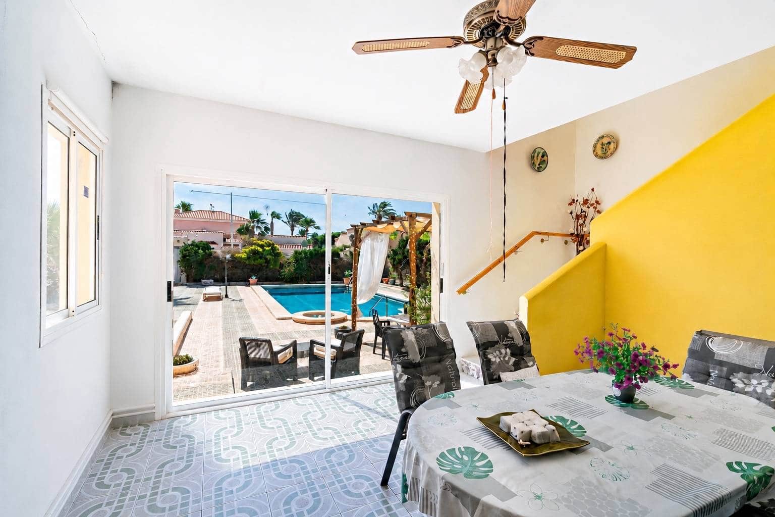6 bedroom Villa for sale in Roquetas de Mar with pool garage - € 690,000 (Ref: 9911032)