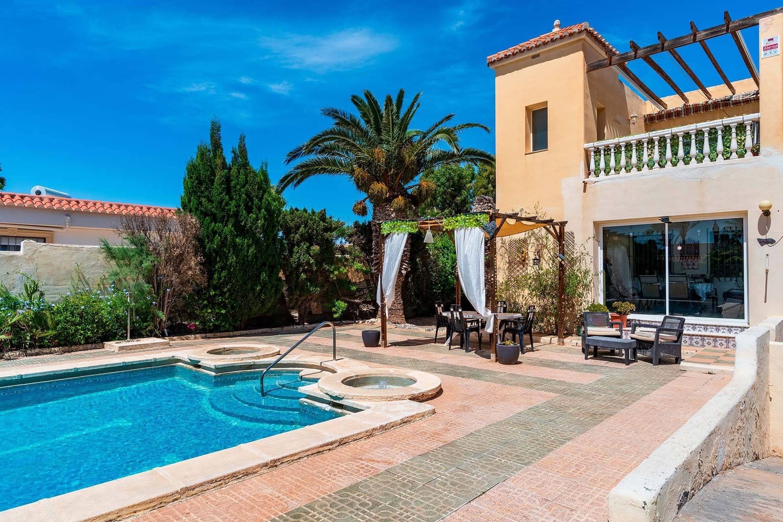 6 bedroom Villa for sale in Roquetas de Mar with pool garage - € 690,000 (Ref: 9911032)