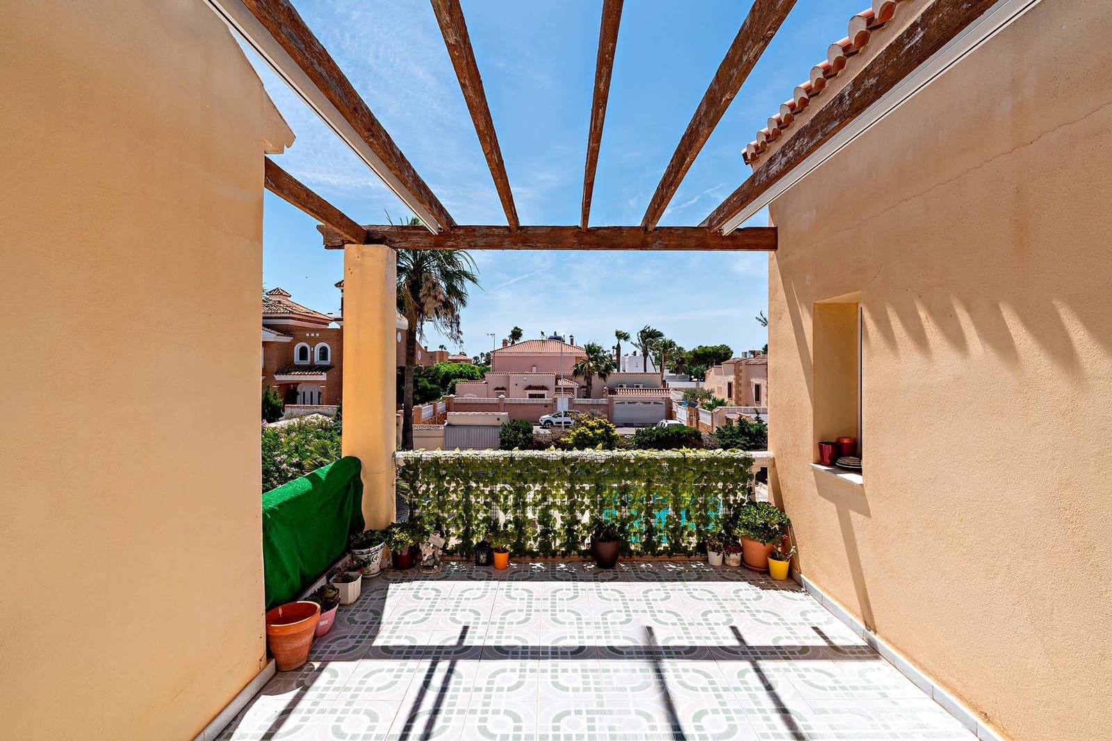 6 bedroom Villa for sale in Roquetas de Mar with pool garage - € 690,000 (Ref: 9911032)