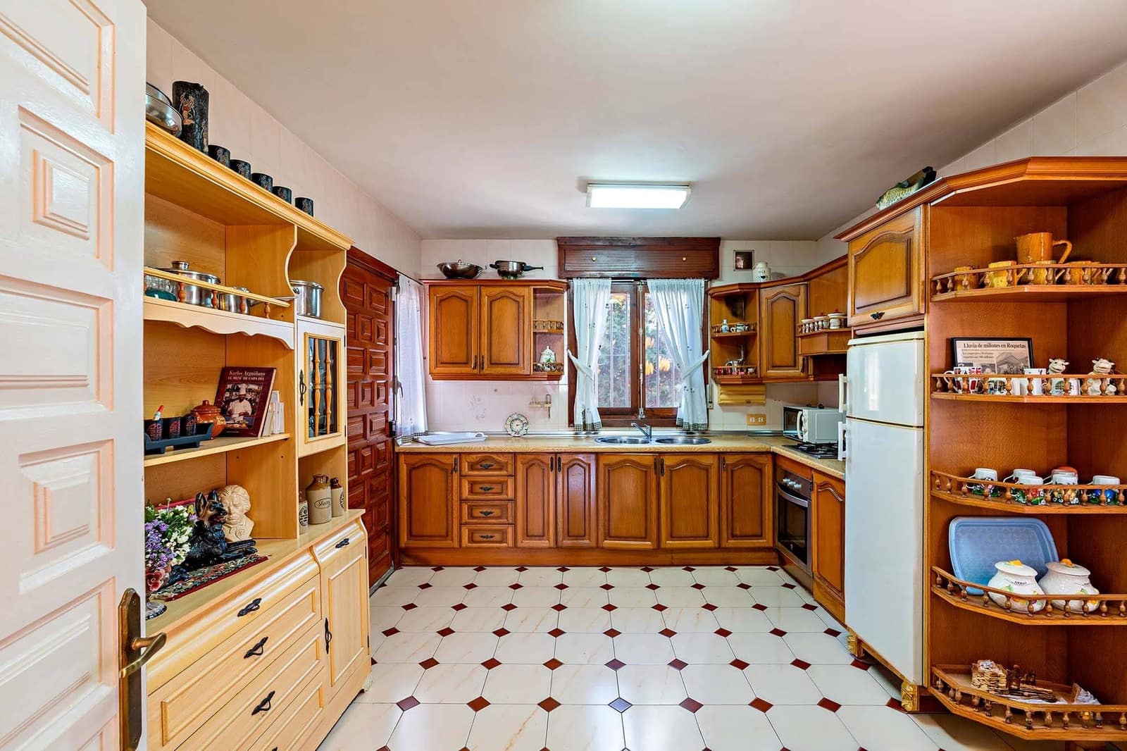 6 bedroom Villa for sale in Roquetas de Mar with pool garage - € 690,000 (Ref: 9911032)