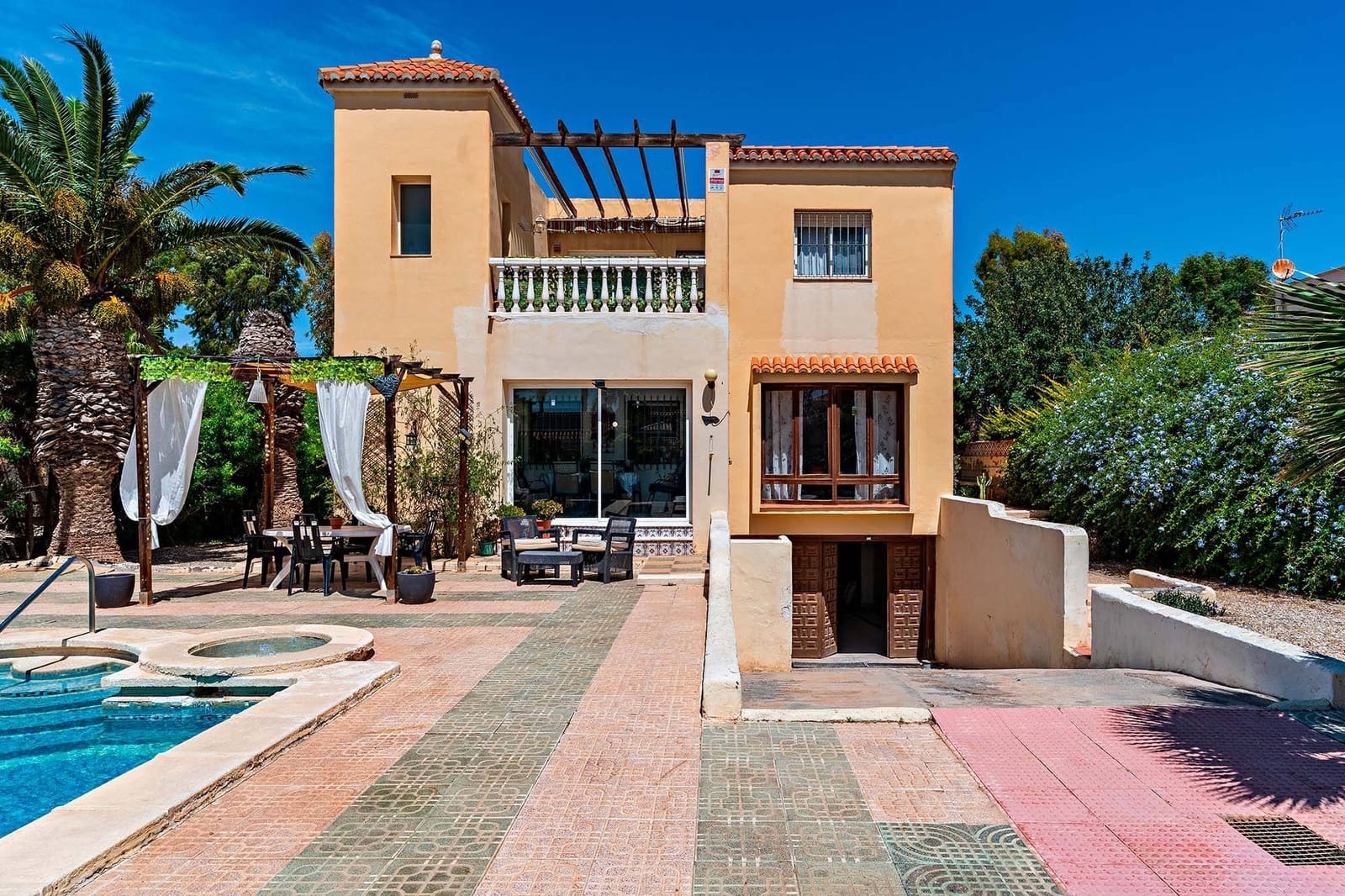 6 bedroom Villa for sale in Roquetas de Mar with pool garage - € 690,000 (Ref: 9911032)