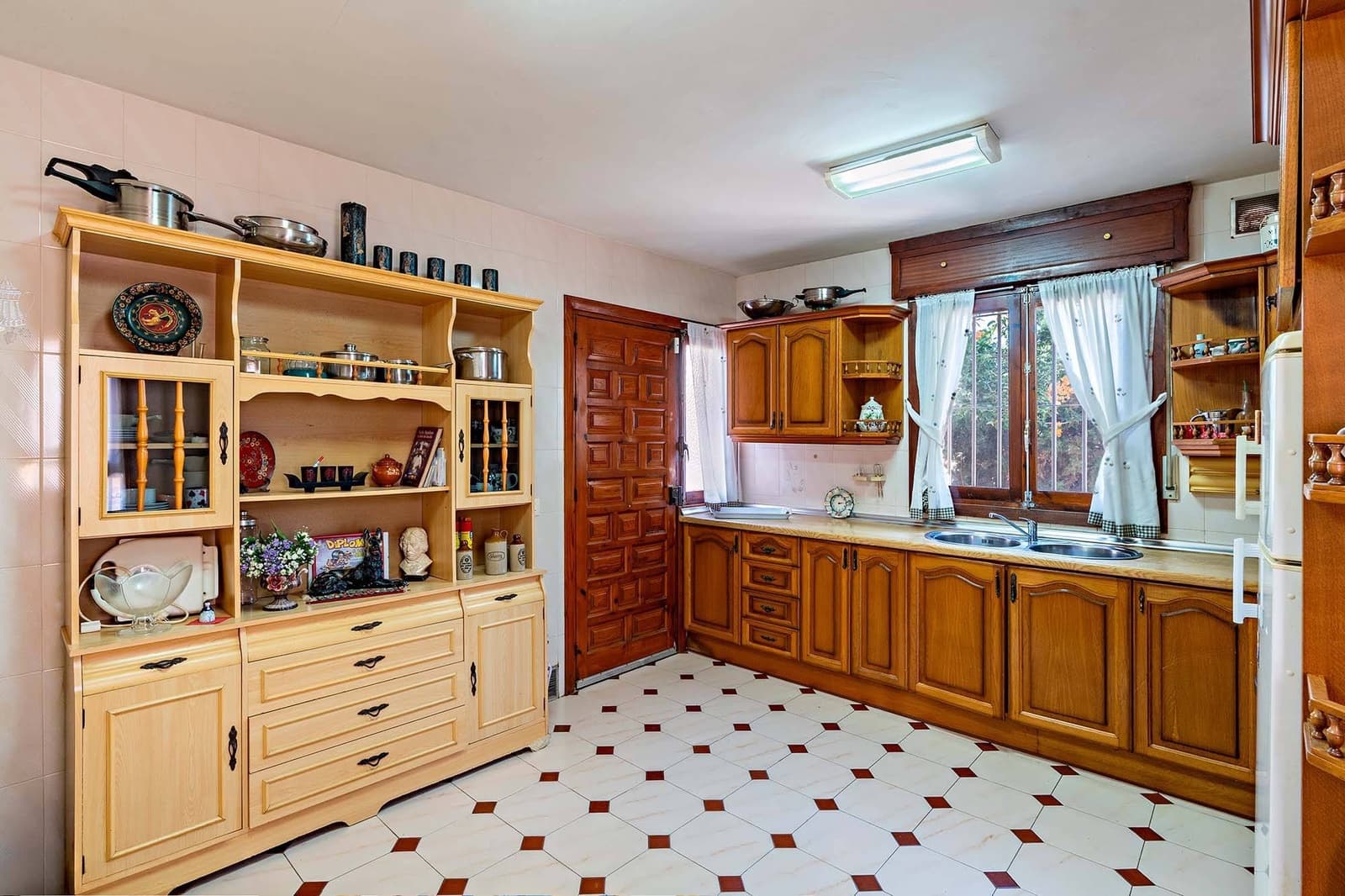 6 bedroom Villa for sale in Roquetas de Mar with pool garage - € 690,000 (Ref: 9911032)
