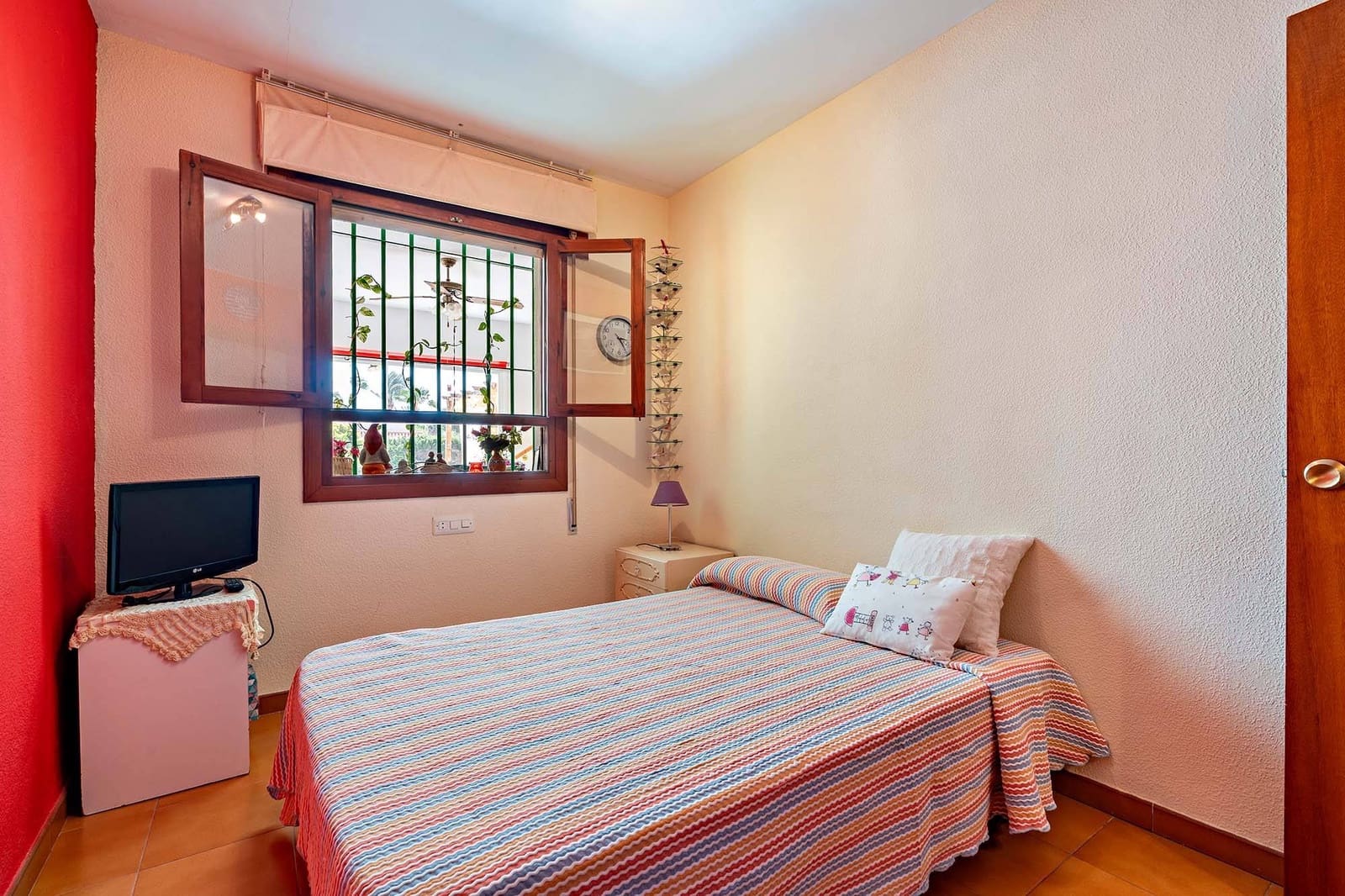 6 bedroom Villa for sale in Roquetas de Mar with pool garage - € 690,000 (Ref: 9911032)