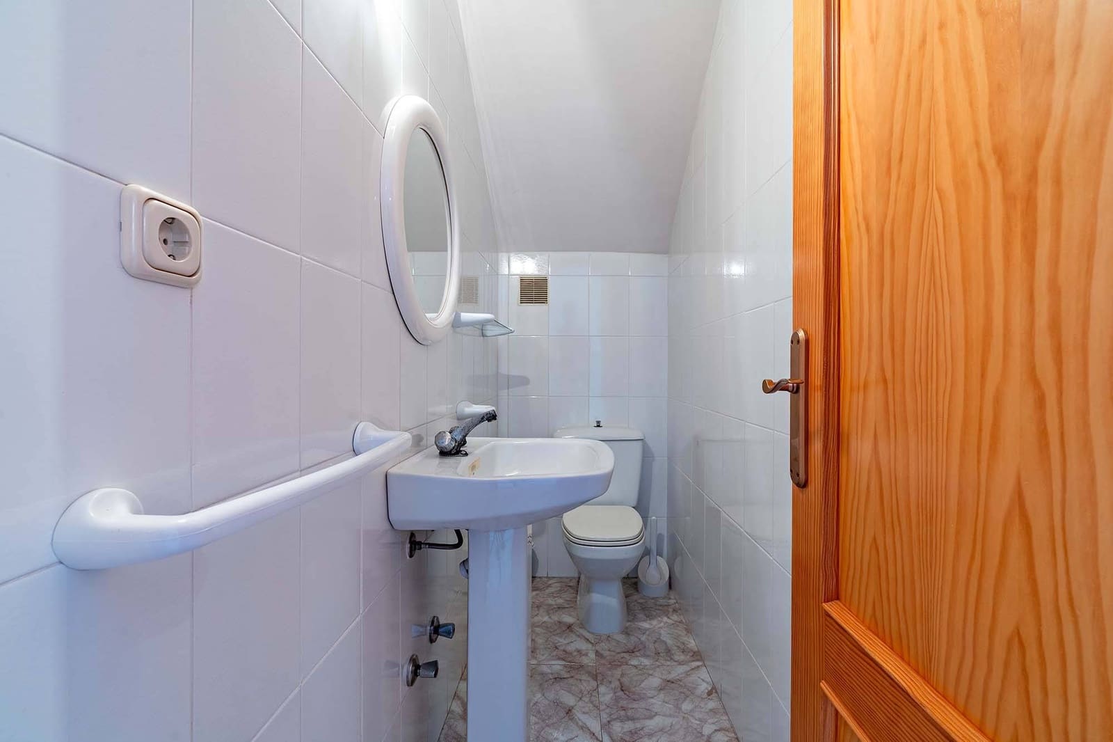 4 slaapkamer Appartement te koop in Adra met garage - € 110.000 (Ref: 9962684)