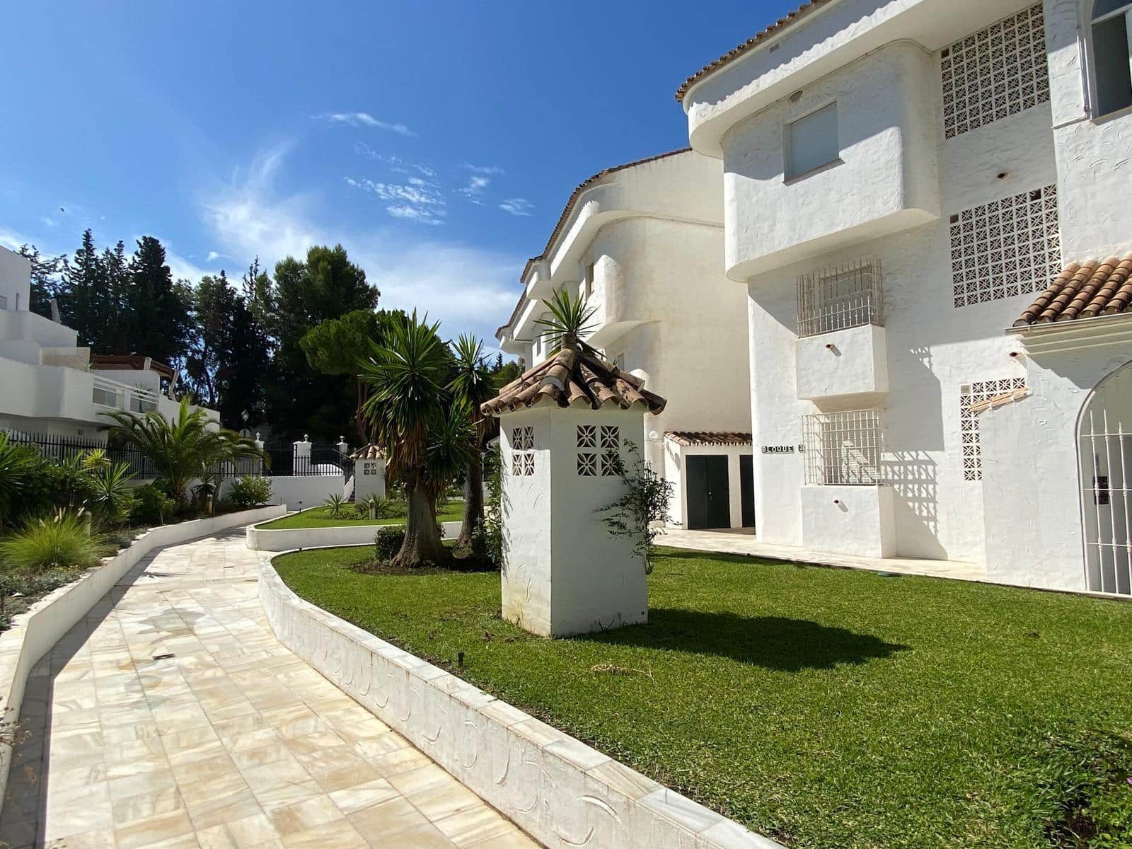2 bedroom Apartment for sale in Nueva Andalucia with pool - € 470,000 (Ref: 9282410)