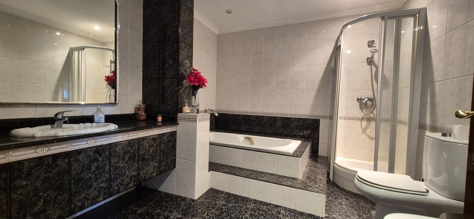 6 Zimmer Villa zu verkaufen in Malaga Stadt mit Pool - 519.000 € (Ref: 9997247)