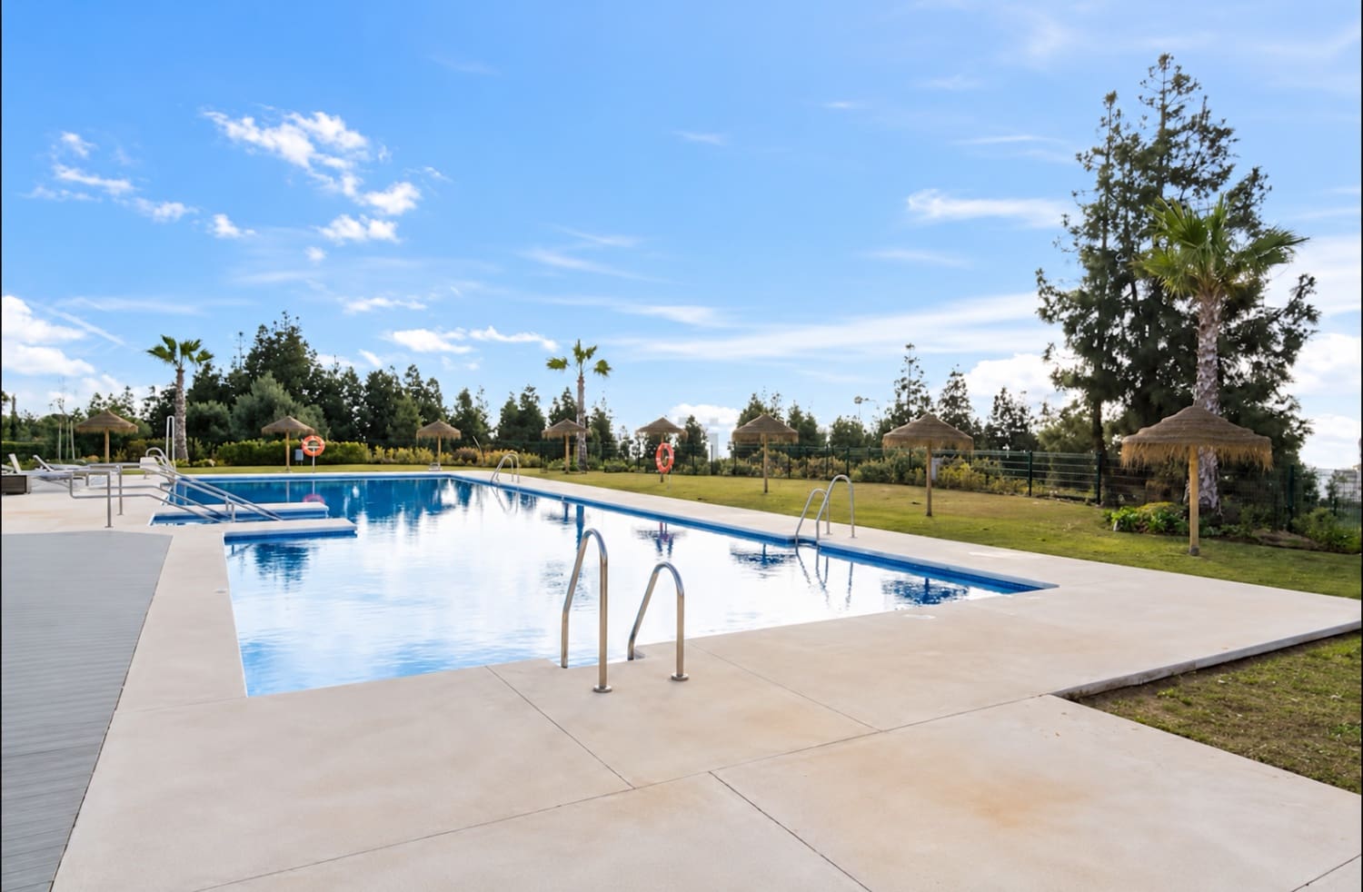 2 soveværelse Strandlejlighed til salg i Mijas med swimmingpool garage - € 460.000 (Ref: 10174369)