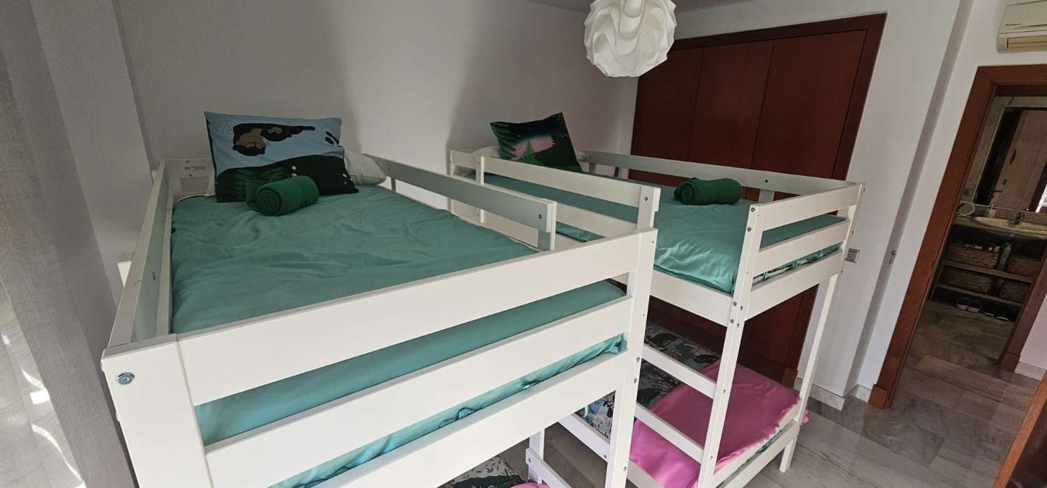 Chalet de 2 habitaciones en Benahavís en venta con piscina - 950.000 € (Ref: 9434777)