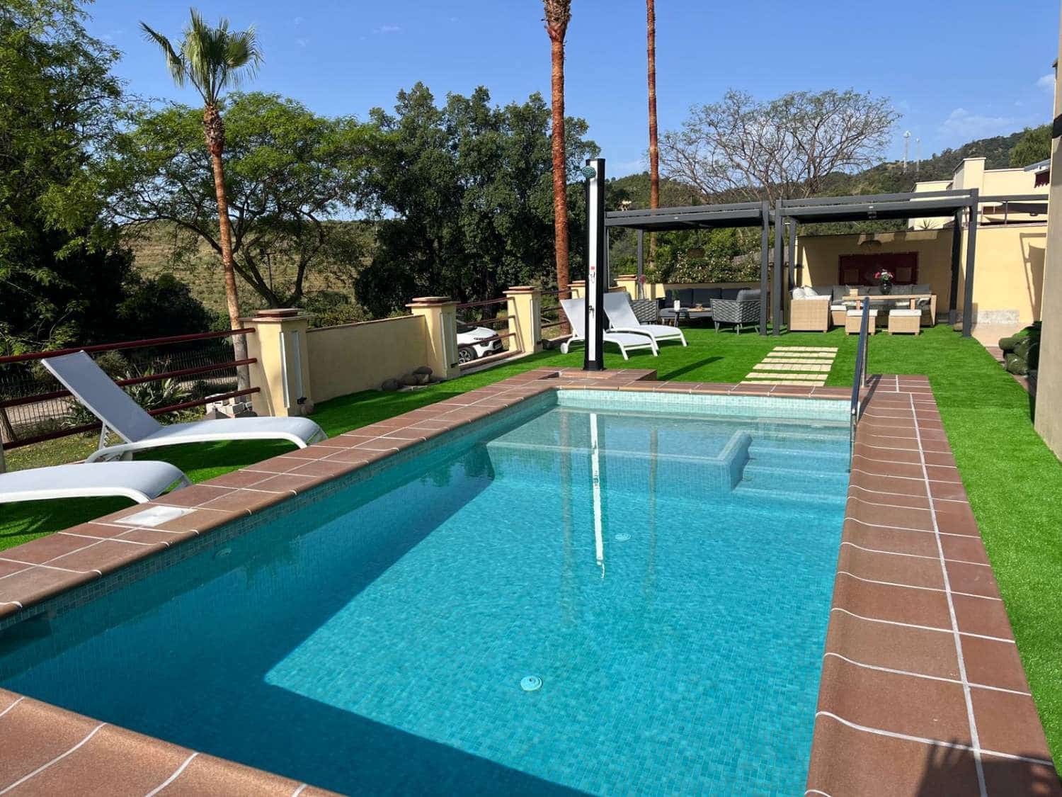 Chalet de 2 habitaciones en Benahavís en venta con piscina - 950.000 € (Ref: 9434777)