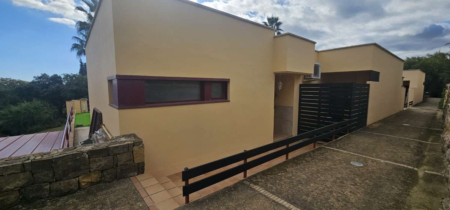 Chalet de 2 habitaciones en Benahavís en venta con piscina - 950.000 € (Ref: 9434777)