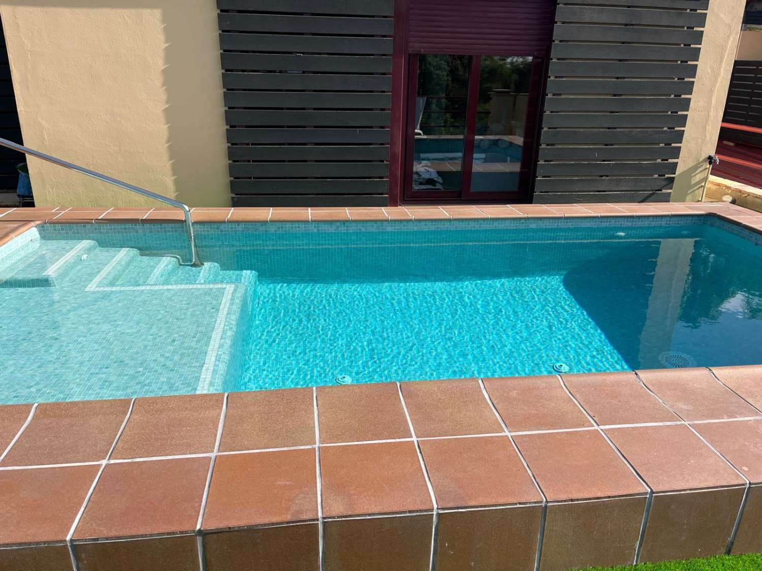 Chalet de 2 habitaciones en Benahavís en venta con piscina - 950.000 € (Ref: 9434777)