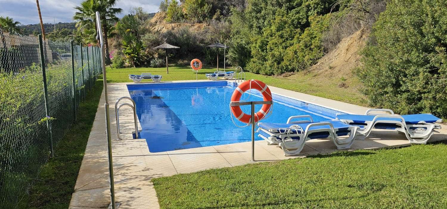 Chalet de 2 habitaciones en Benahavís en venta con piscina - 950.000 € (Ref: 9434777)