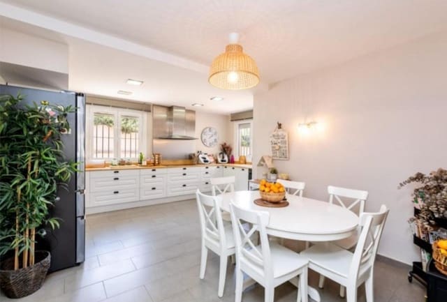 6 Zimmer Villa zu verkaufen in Alhaurín de la Torre mit Pool - 795.000 € (Ref: 9434786)