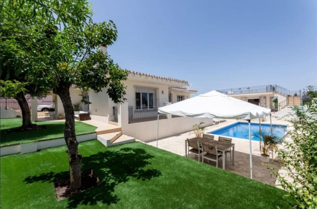 6 bedroom Villa for sale in Alhaurin de la Torre with pool - € 795,000 (Ref: 9434786)