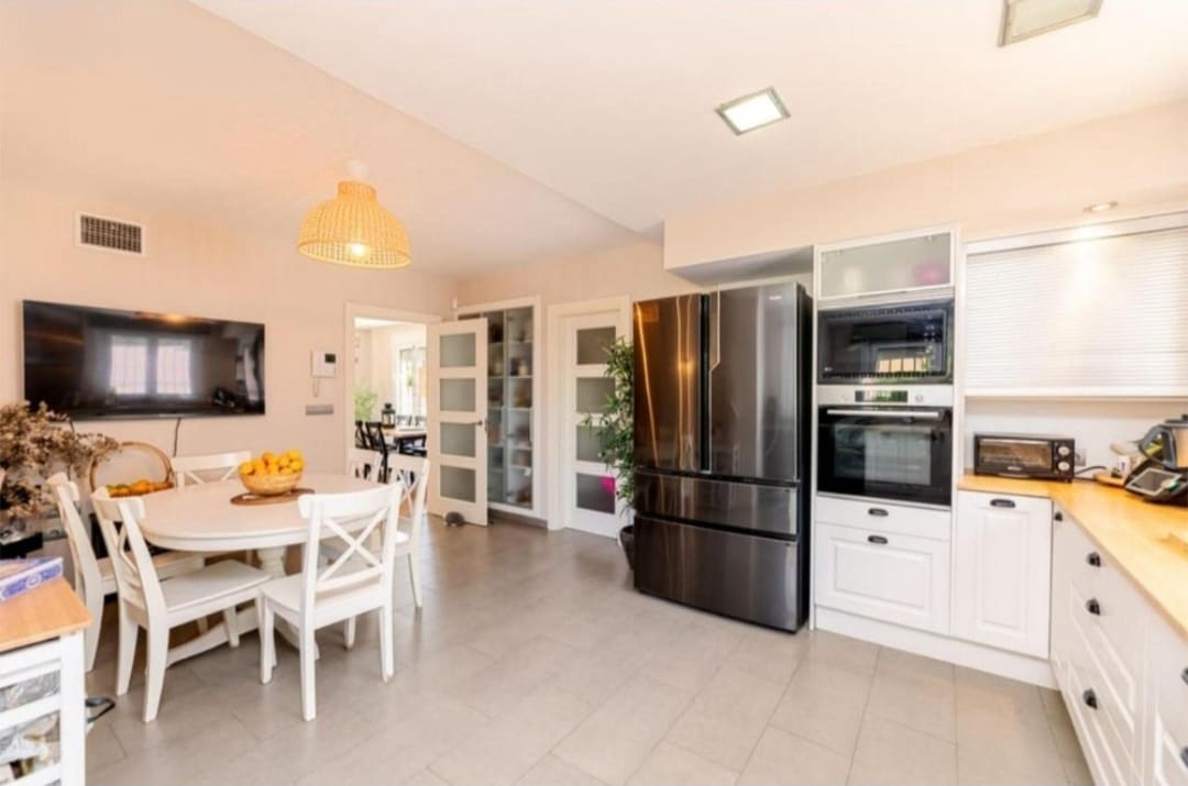 6 bedroom Villa for sale in Alhaurin de la Torre with pool - € 795,000 (Ref: 9434786)