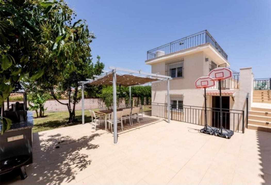 6 bedroom Villa for sale in Alhaurin de la Torre with pool - € 795,000 (Ref: 9434786)