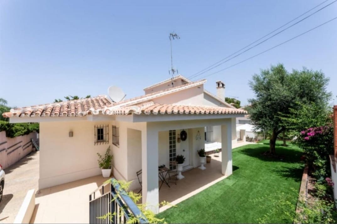 6 bedroom Villa for sale in Alhaurin de la Torre with pool - € 795,000 (Ref: 9434786)