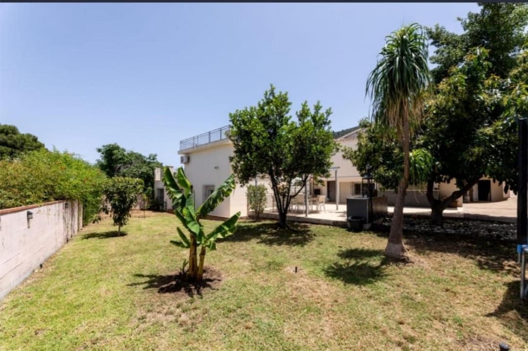 6 bedroom Villa for sale in Alhaurin de la Torre with pool - € 795,000 (Ref: 9434786)