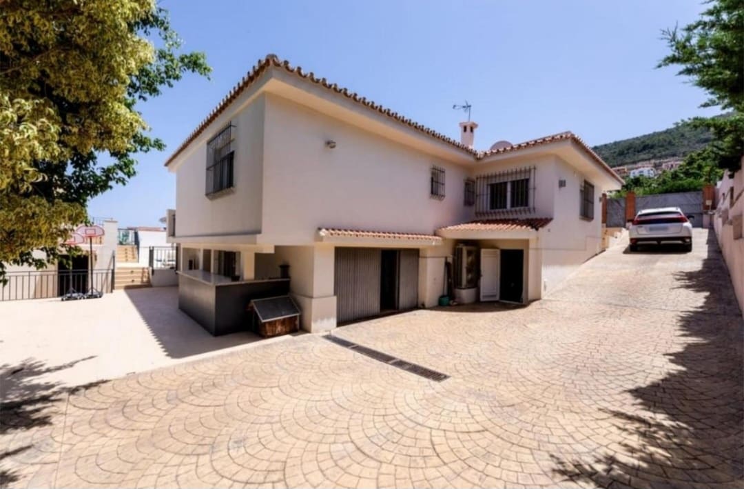 6 bedroom Villa for sale in Alhaurin de la Torre with pool - € 795,000 (Ref: 9434786)