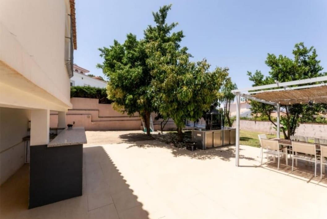 6 bedroom Villa for sale in Alhaurin de la Torre with pool - € 795,000 (Ref: 9434786)