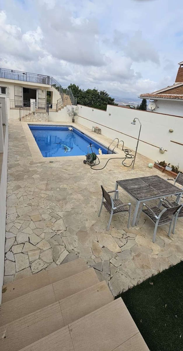 6 bedroom Villa for sale in Alhaurin de la Torre with pool - € 795,000 (Ref: 9434786)