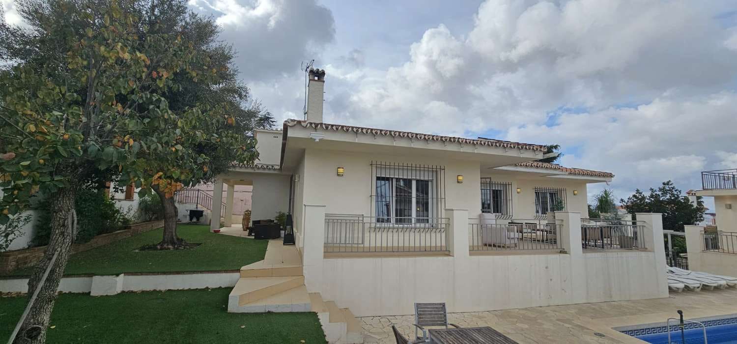6 bedroom Villa for sale in Alhaurin de la Torre with pool - € 795,000 (Ref: 9434786)