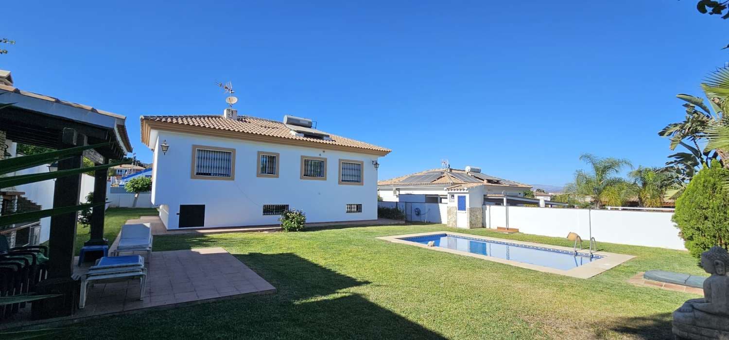 3 bedroom Villa for sale in Alhaurin de la Torre with pool garage - € 560,000 (Ref: 9434793)