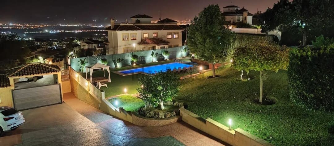 5 Zimmer Villa zu verkaufen in Alhaurin de la Torre mit Pool Garage - 880.000 € (Ref: 9434829)