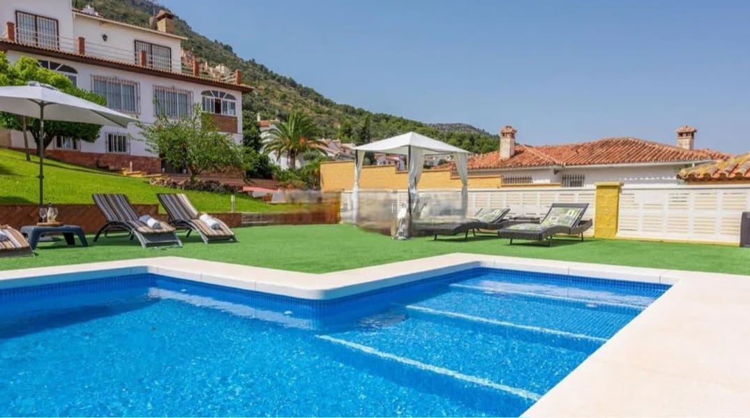 5 Zimmer Villa zu verkaufen in Alhaurin de la Torre mit Pool Garage - 880.000 € (Ref: 9434829)