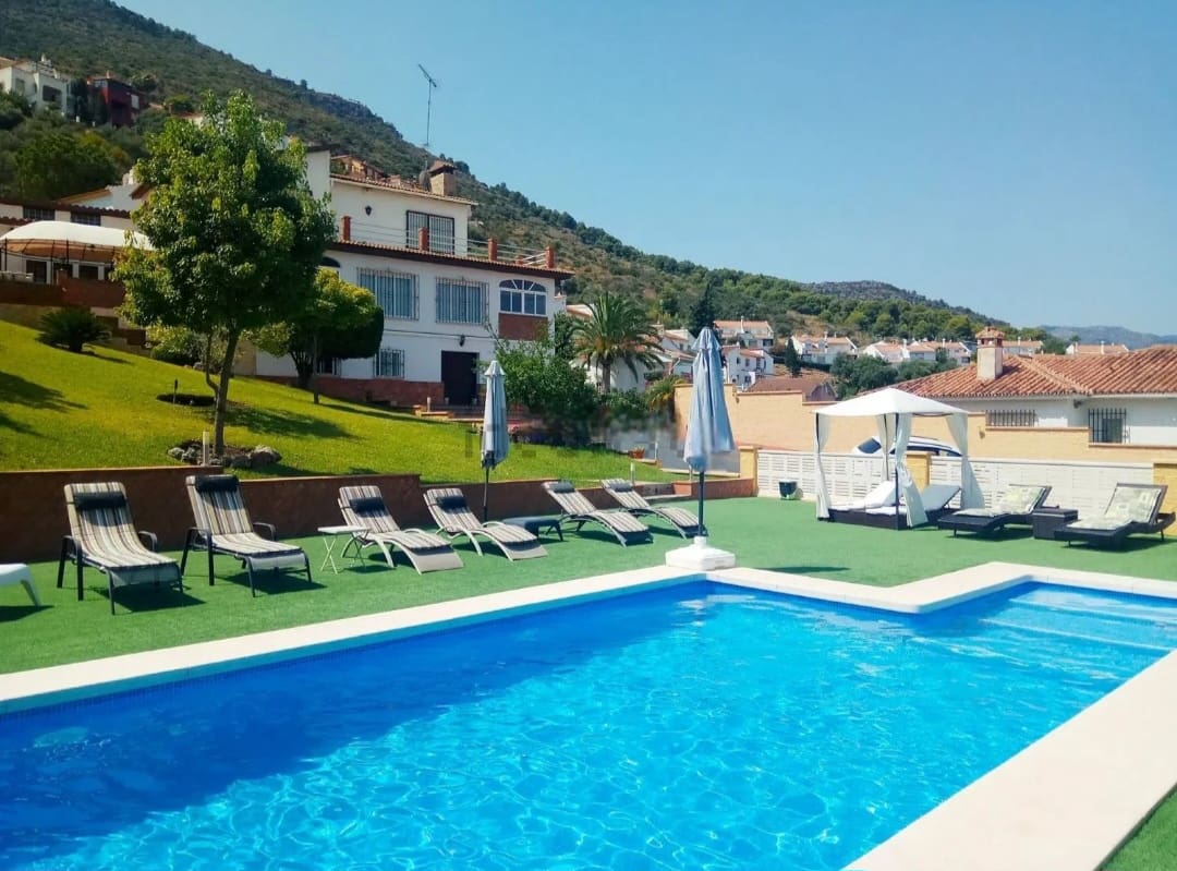 5 Zimmer Villa zu verkaufen in Alhaurin de la Torre mit Pool Garage - 880.000 € (Ref: 9434829)